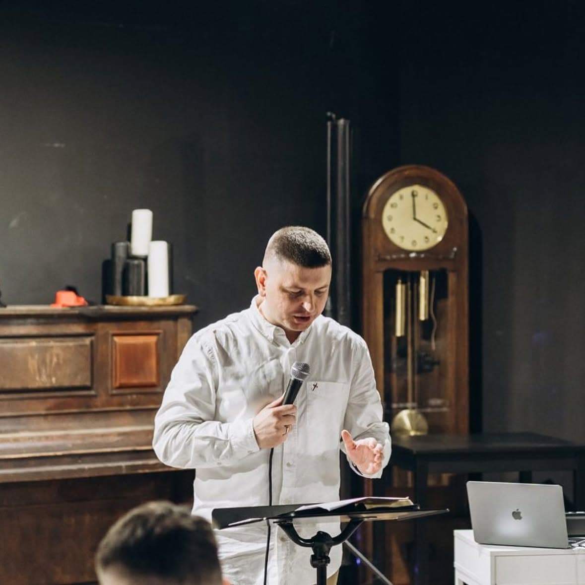Pastor głoszący ze sceny